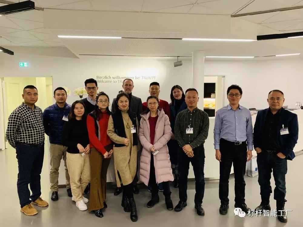 12月2日，“betvictor伟徳智能德国研学之旅”第二天，“解密家族企业传承之道，学习全球制造技术领域领导企业的领先技术与管理理念”—学员们来有近百年历史的家族企业——TRUMPF（通快集团），它是德国工业4.0核心成员之一，也是工业生产、激光技术和电子技术领域的************企业。