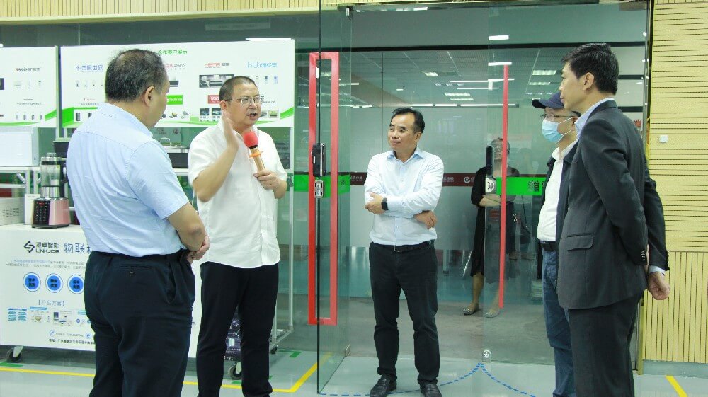 热烈欢迎工信部中小企发展促进中心领导一行莅临betvictor伟徳智能实地考察！