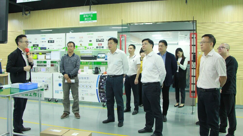 热烈欢迎广州市海珠区政协邱建华副主席一行莅临betvictor伟徳智能参观考察！